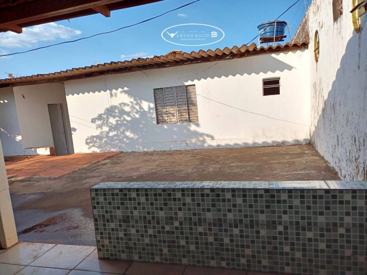 Casa à venda com 2 quartos, 100m² - Foto 1