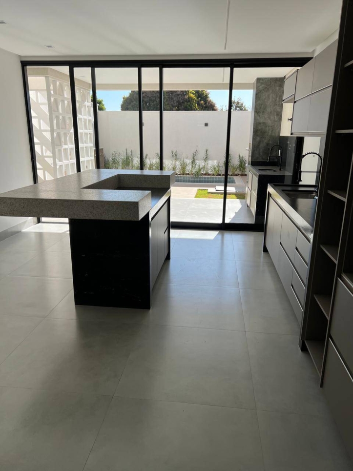 Casa à venda com 3 quartos, 210m² - Foto 1