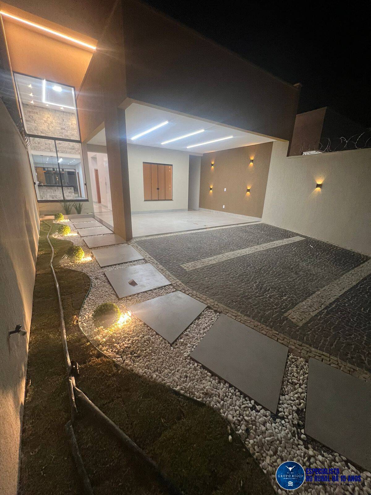 Casa à venda com 3 quartos, 151m² - Foto 1