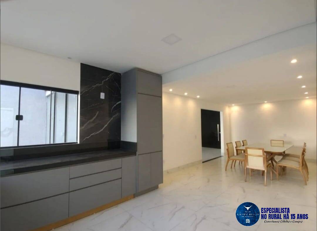 Casa à venda com 4 quartos, 304m² - Foto 1