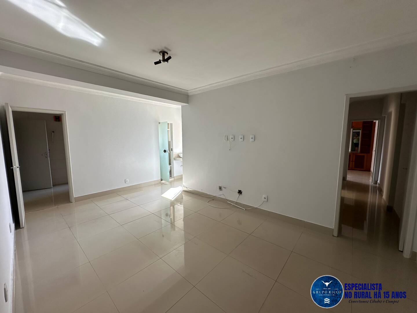 Apartamento à venda com 2 quartos, 75m² - Foto 1