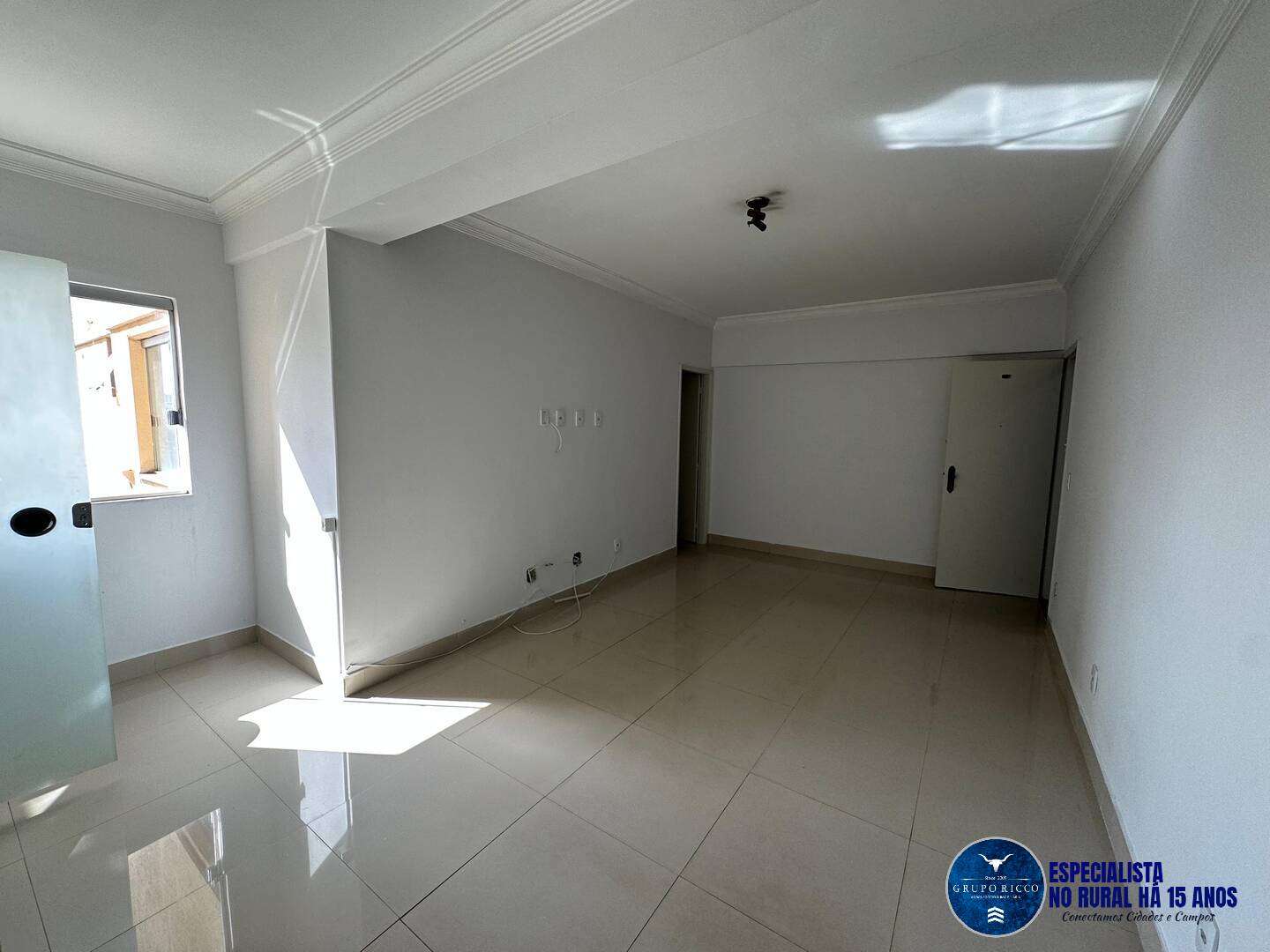 Apartamento à venda com 2 quartos, 75m² - Foto 2