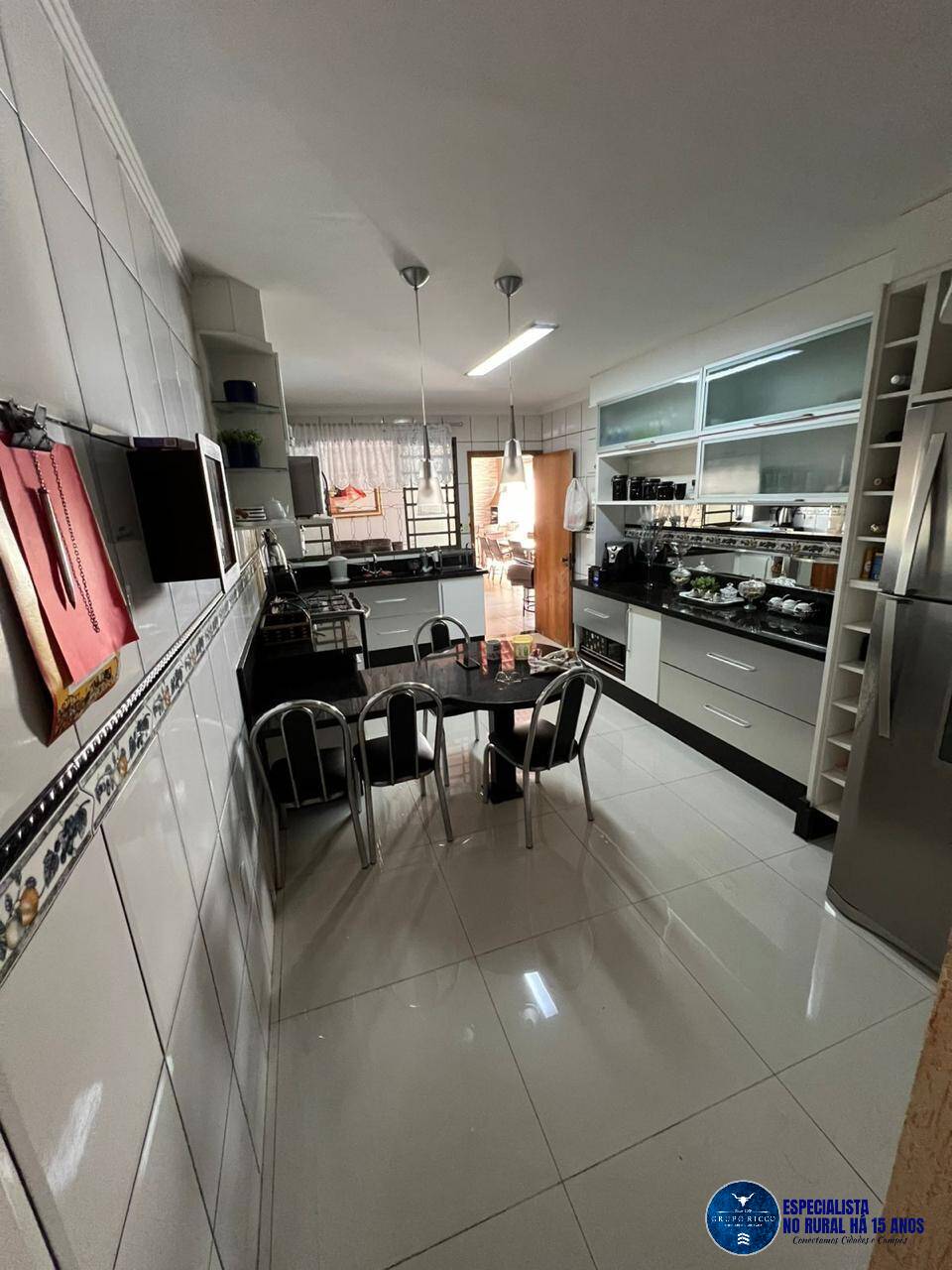 Casa à venda com 3 quartos, 240m² - Foto 2